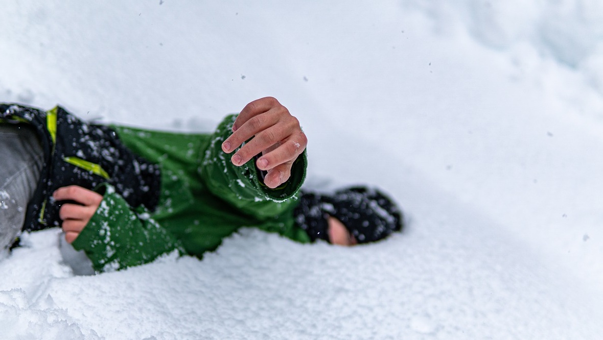 ДТП: 10-летний мальчик на «ватрушке» врезался в сугроб