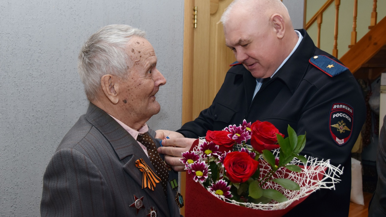 Виктор Косарев лично поздравил ветерана органов внутренних дел Владимира Кошкина