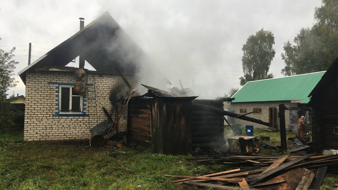 В Моркинском районе сгорели баня и крыша дома