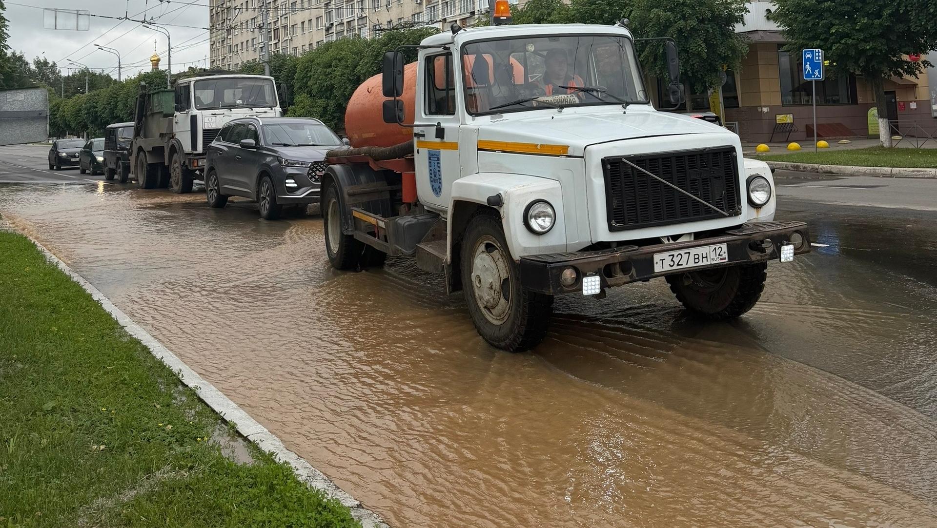 На Ленинском проспекте в Йошкар-Оле прорвало водопровод