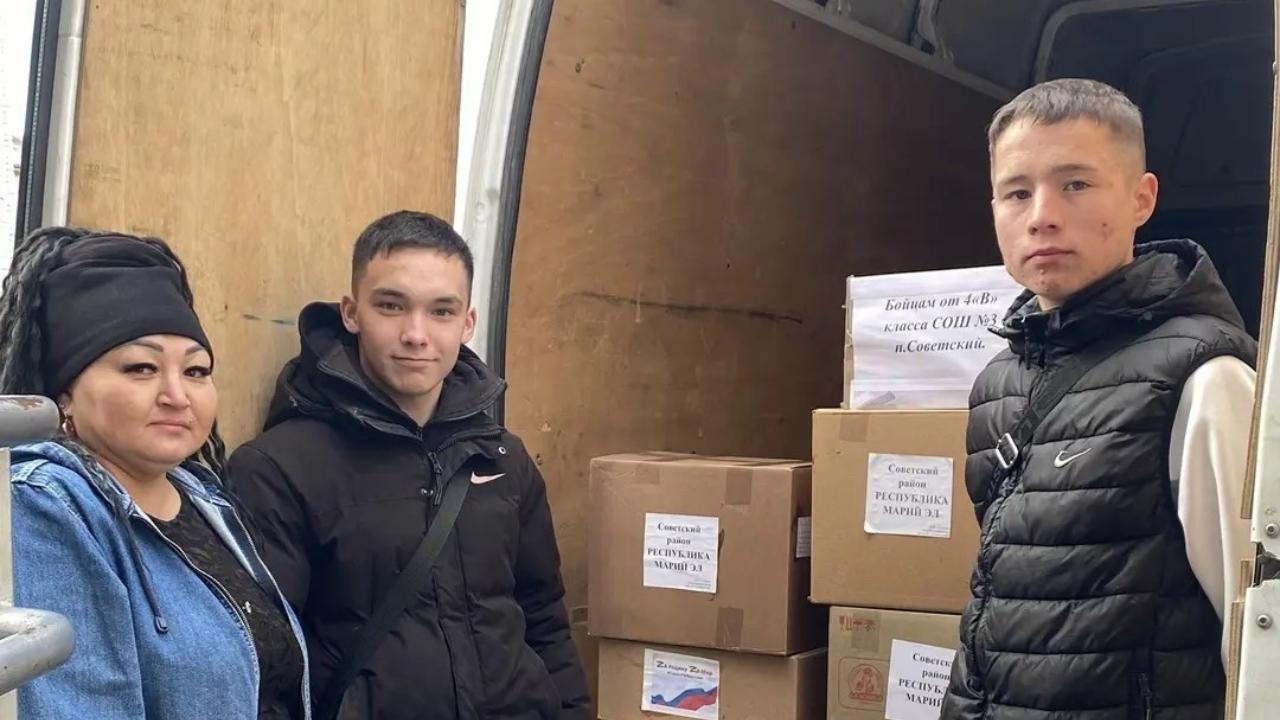 Школьники посёлка Советский собрали 12 коробок с продуктами для бойцов СВО