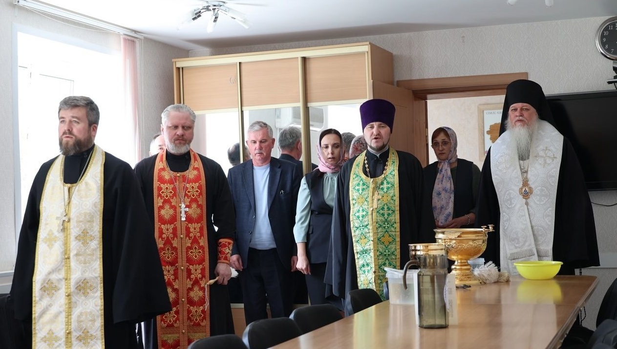 Епископ Феофан освятил здание Волжской районной администрации