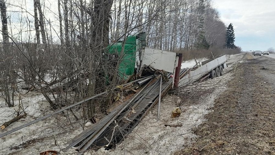 В Марий Эл гружёный «МАЗ» врезался в дерево