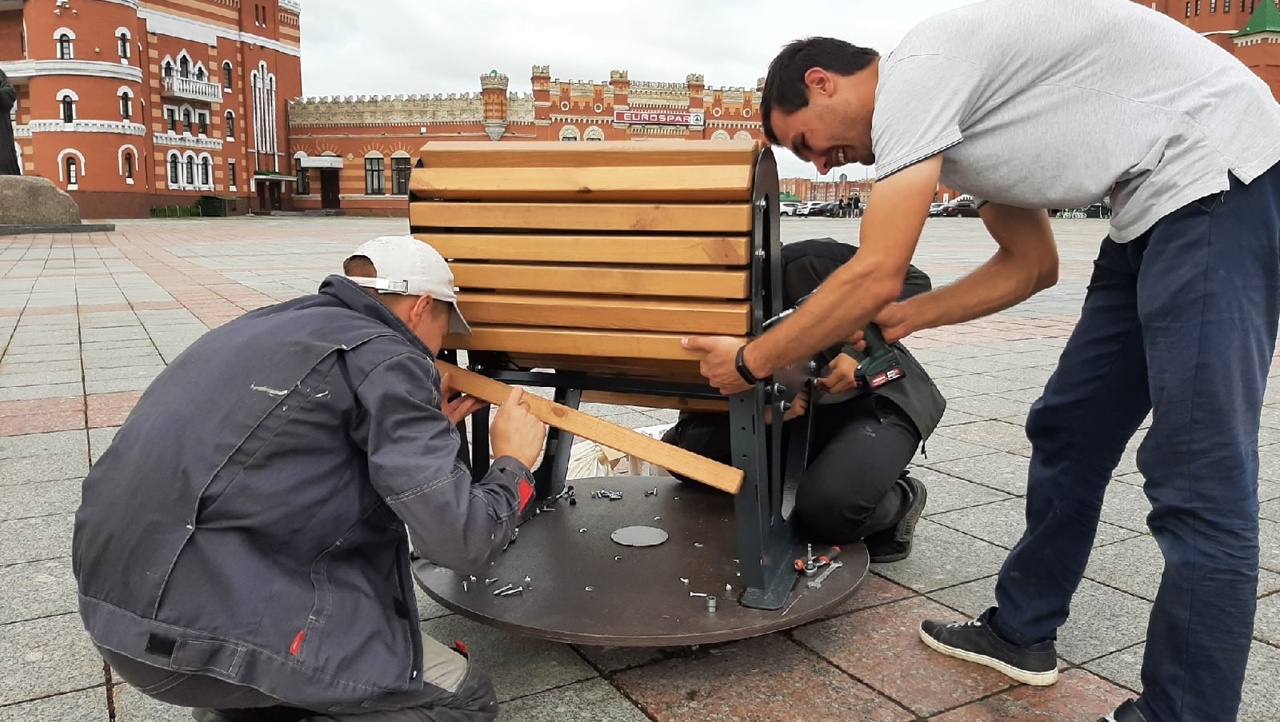 Вращающиеся кресла на набережной Йошкар-Олы уже требуют ремонта