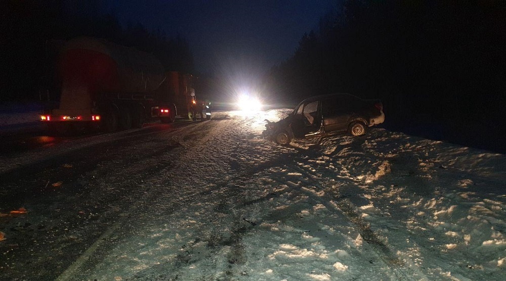 На 55 км автодороги «Вятка» пьяная автоледи врезалась в грузовик