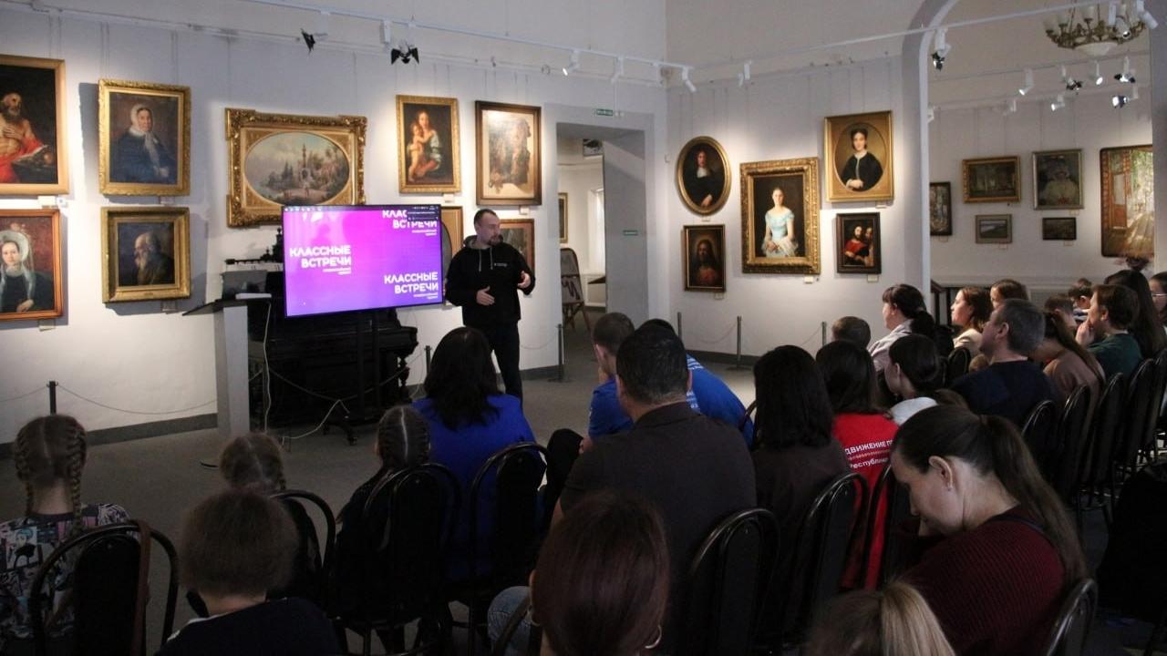 Герой Марий Эл поделился военными историями с активистами Козьмодемьянска