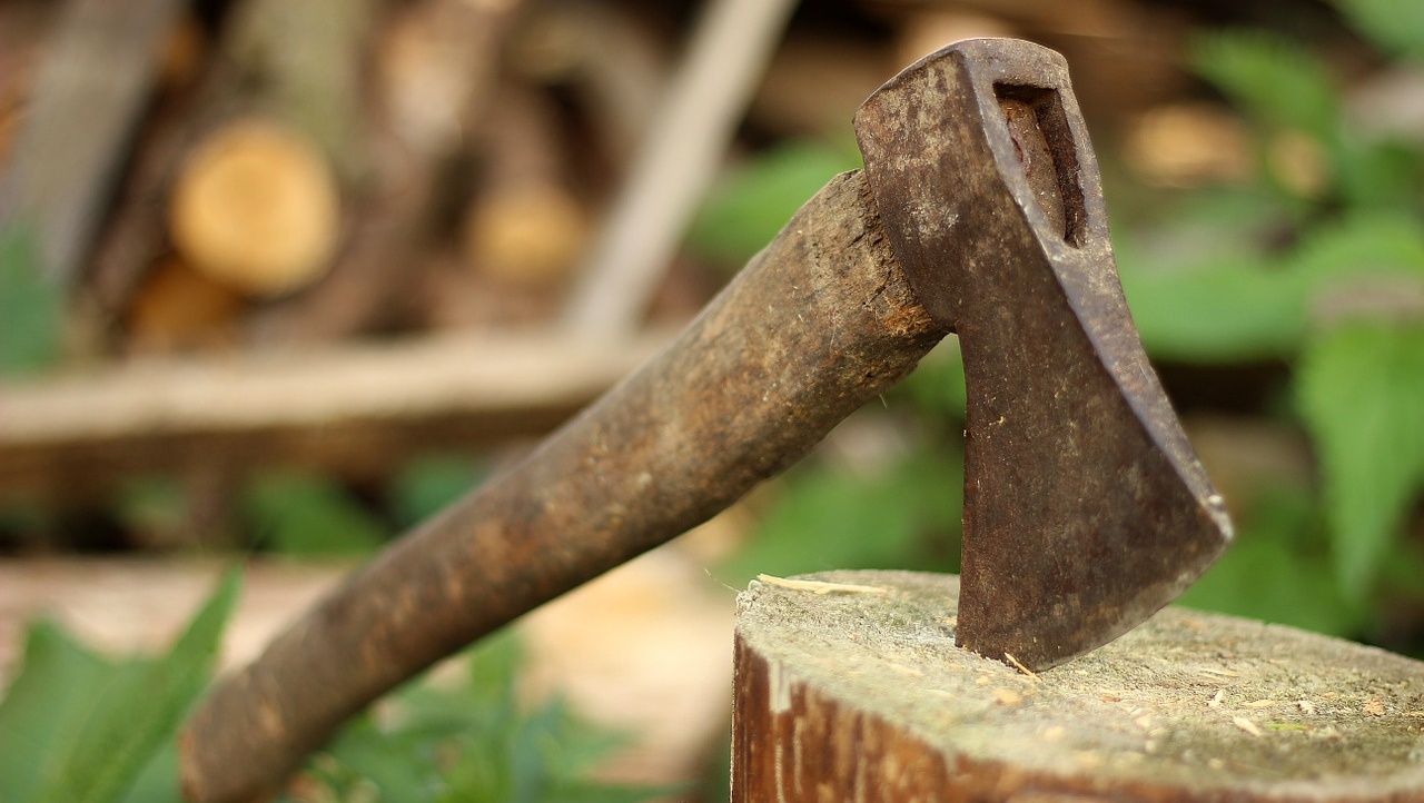 Пенсионер из Татарстана за отказ от секса попытался зарубить женщину 18+