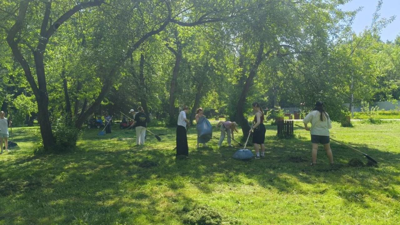 В Центральном парке Йошкар-Олы продолжаются субботники