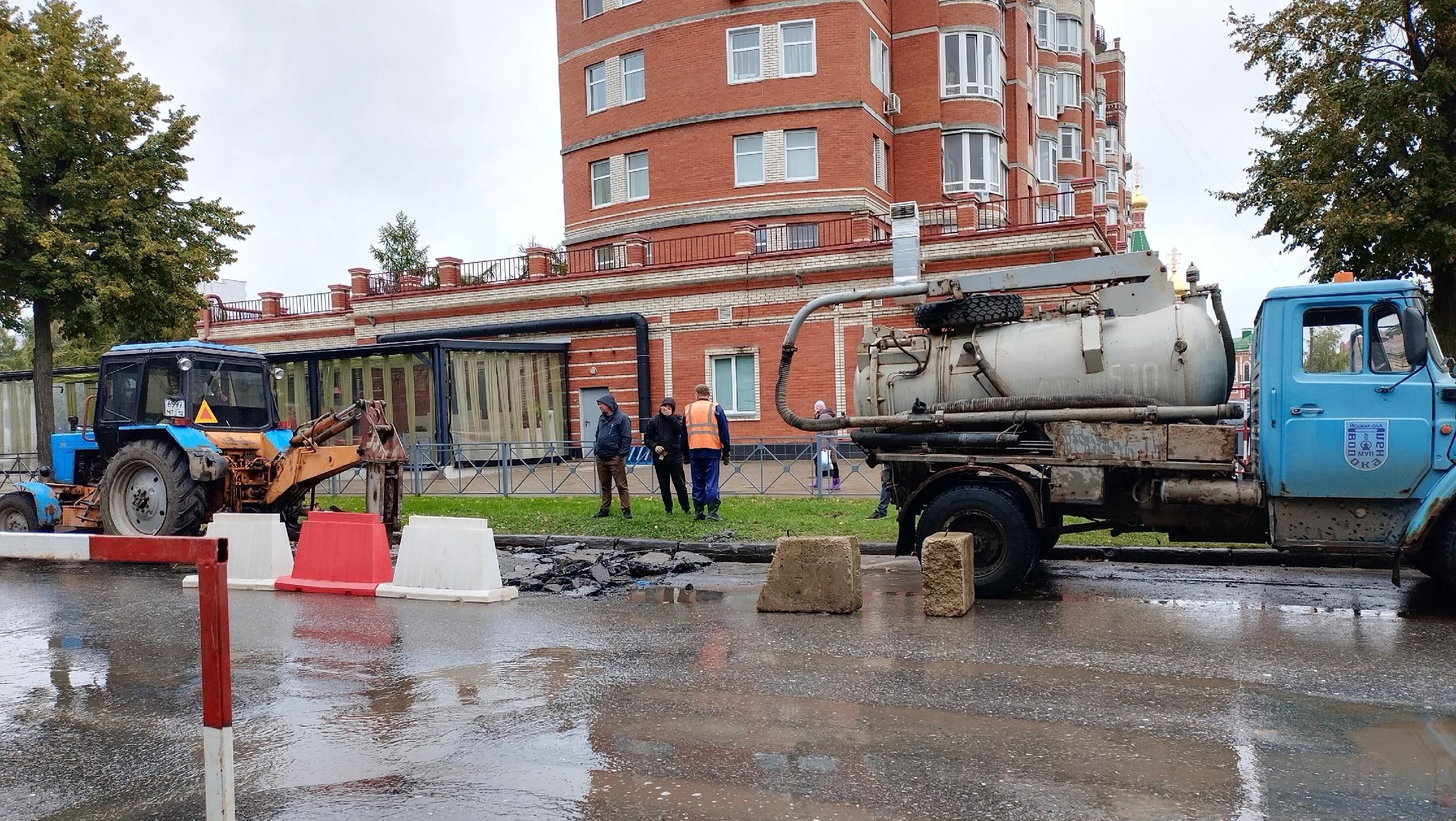 В Йошкар-Оле устраняют последствия коммунальной аварии на улице Вознесенской