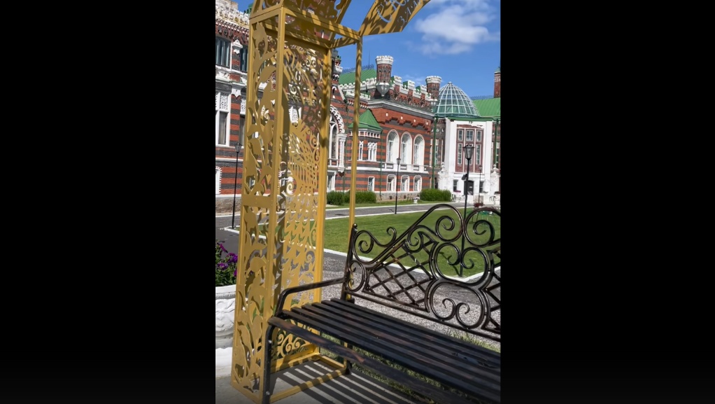 В замке Шереметева установили новый арт-объект