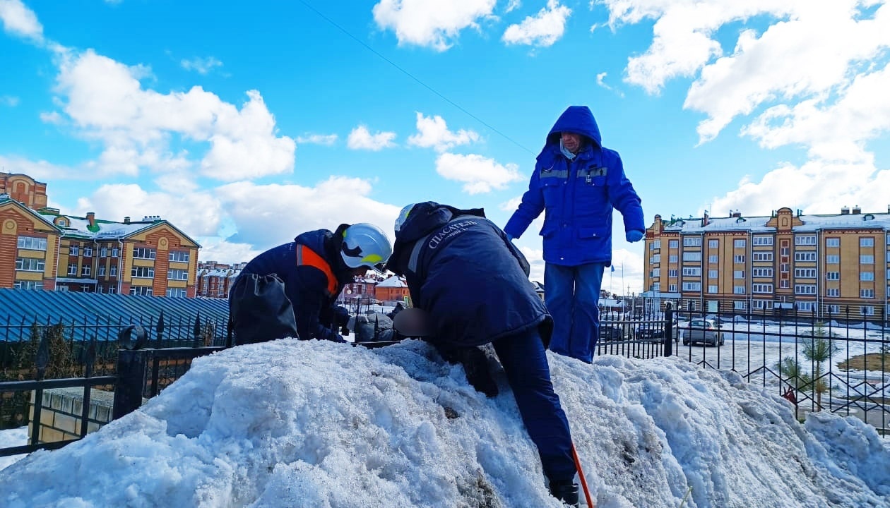 Спасатели помогли подростку, застрявшему на заборе в Медведево