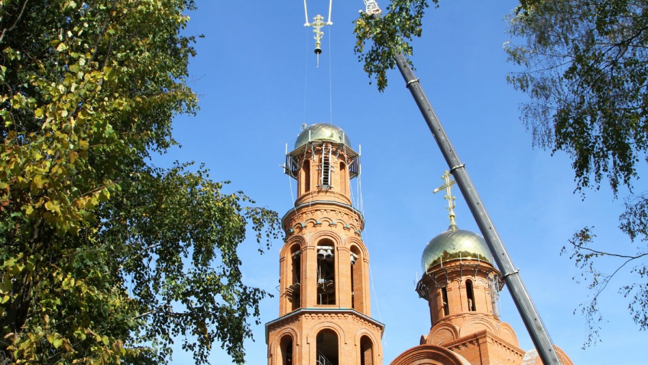 Над храмом в Тарханово поднялись купола с крестами