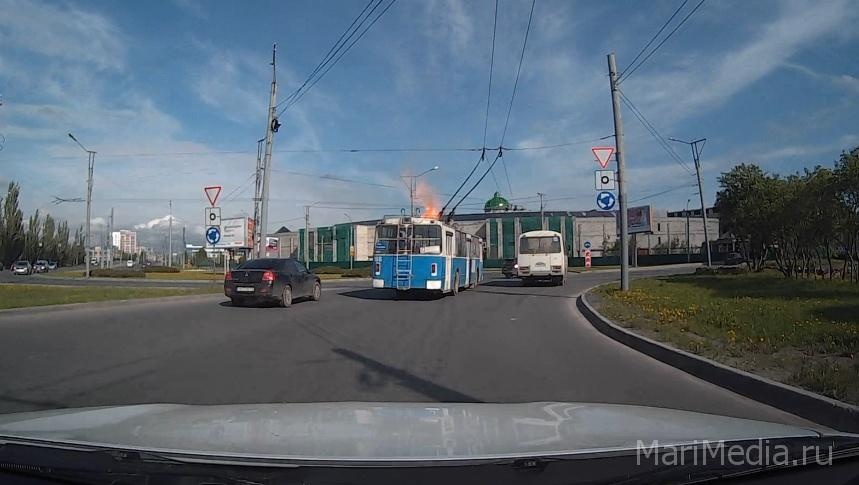 В Йошкар-Оле во время движения загорелся троллейбус