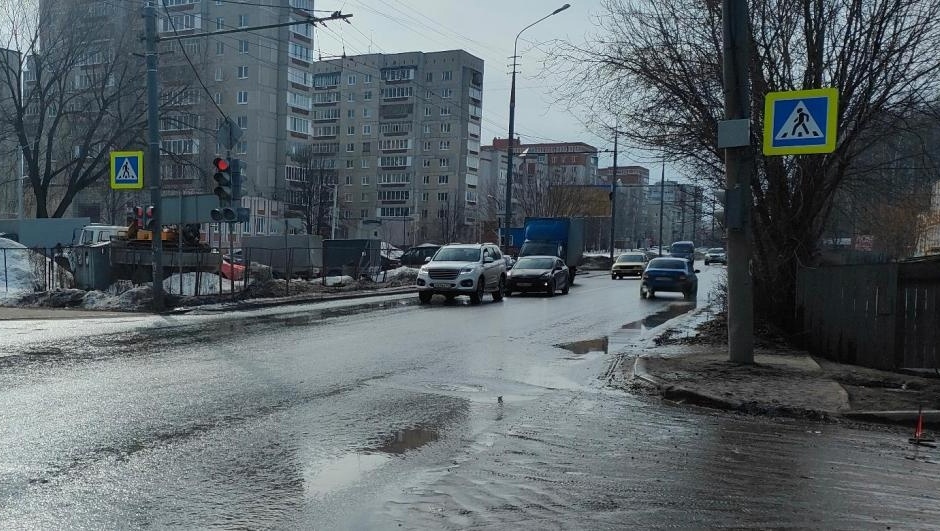 Инспекторы ГИБДД устанавливают обстоятельства наезда на женщину в Йошкар-Оле