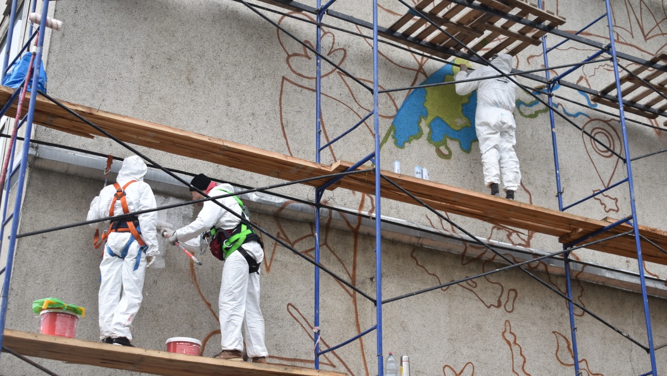 Илья Белов с командой работают над новым масштабным граффити