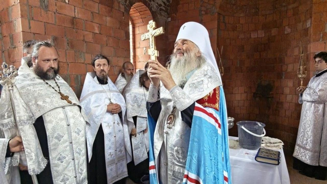 В алтарную стену строящегося храма в Усоле заложили капсулу
