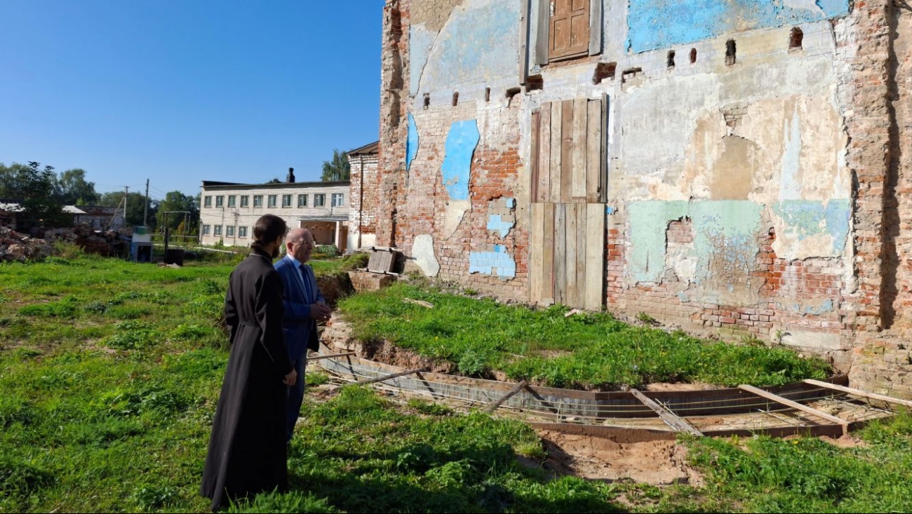 Михаил Васютин посетил храм Рождества Христова в селе Еласы