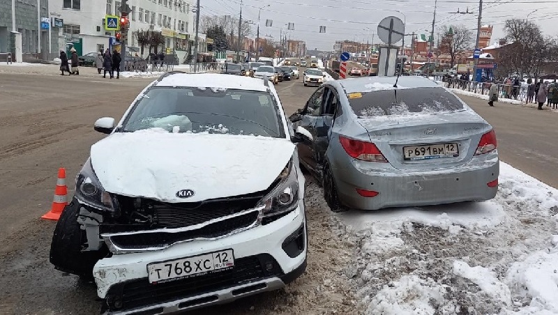 ДТП: 50-летняя автоледи выехала на перекрёсток на красный свет