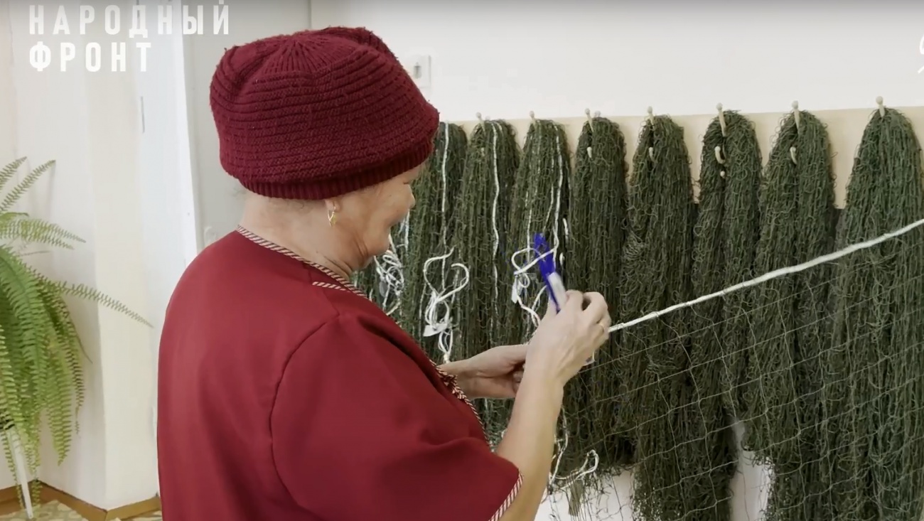 Жители Советского района передали бойцам СВО уже около 600 маскировочных сетей