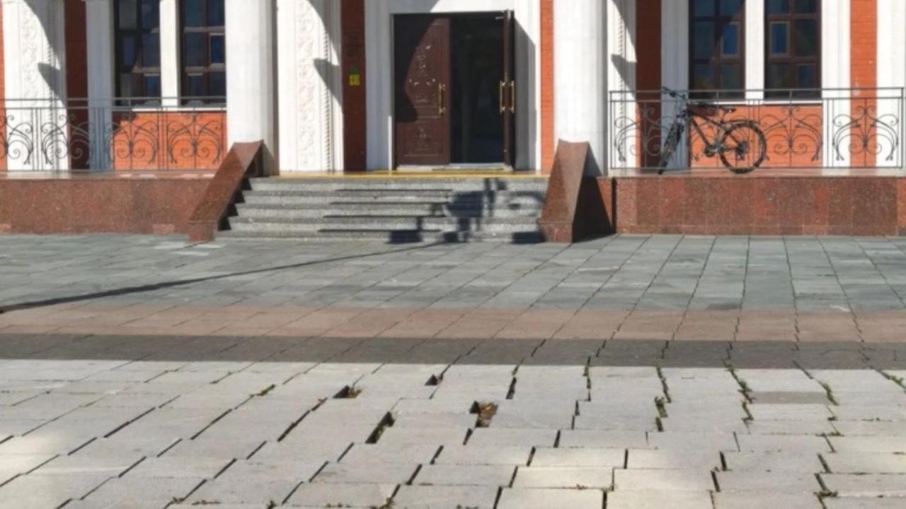 Визитная карточка Йошкар-Олы встречает туристов ямами