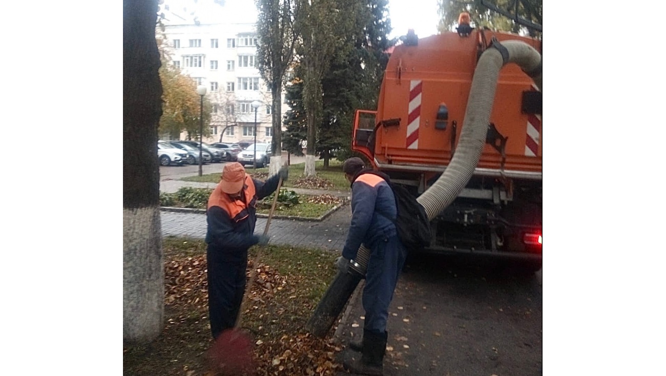 На уборку листвы в Йошкар-Оле вышла вакуумная подметально-уборочная машина