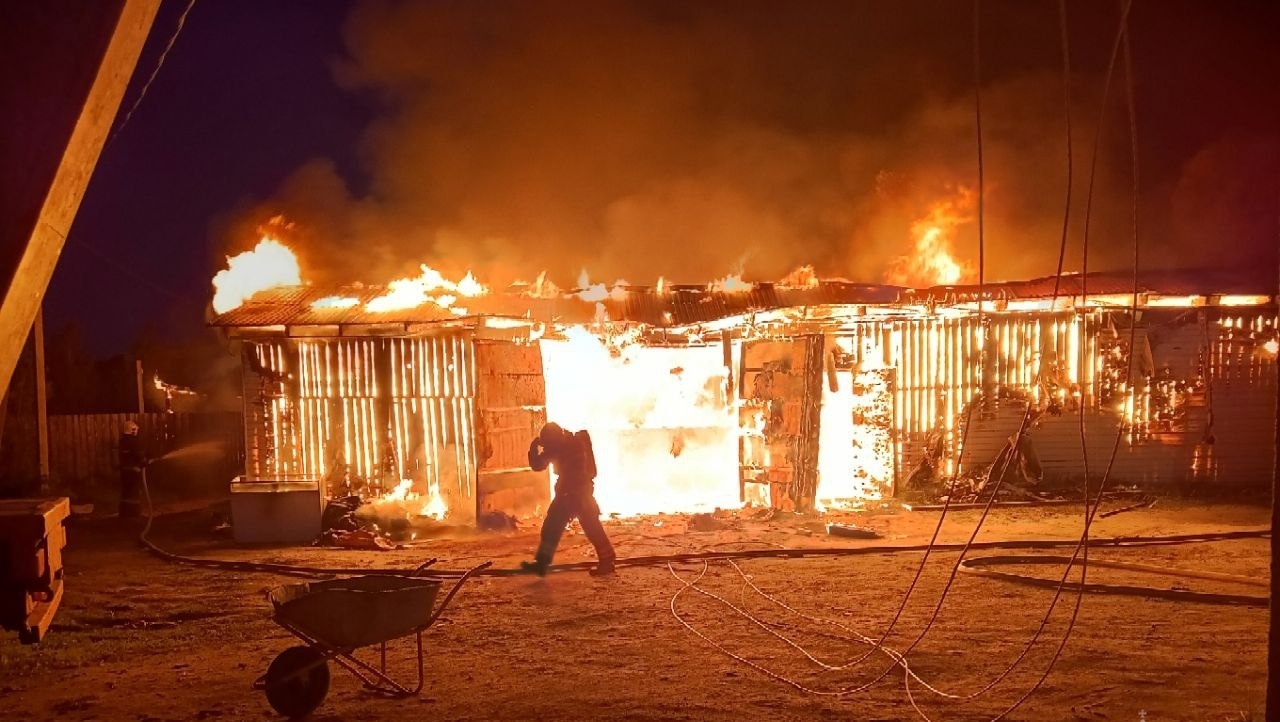 В посёлке Нолька возле Йошкар-Олы мощное пламя уничтожило всю пилораму