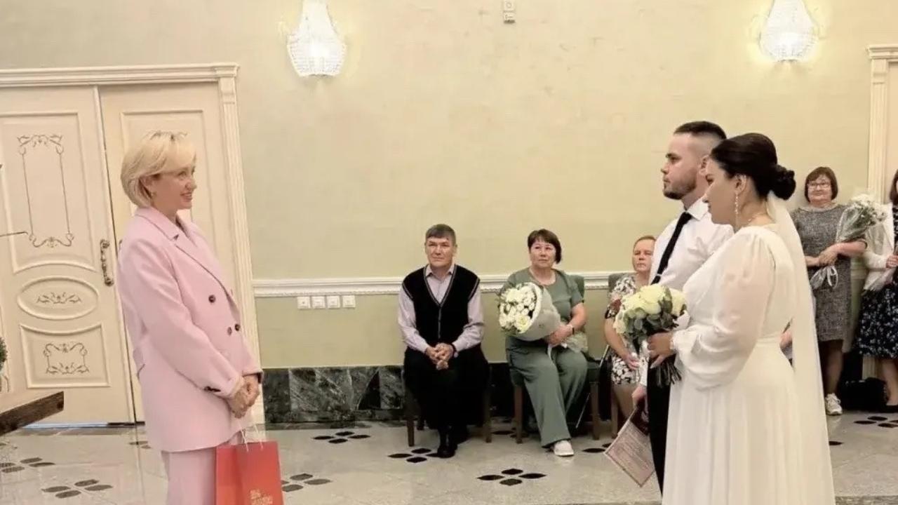 В День молодёжи в Йошкар-Оле брак зарегистрировали 12 пар