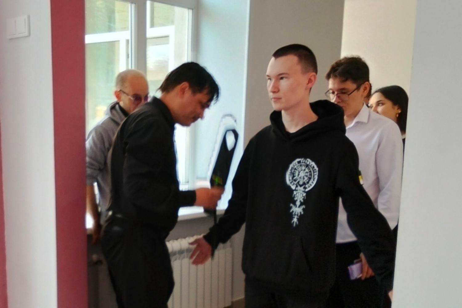 В субботу школьников Марий Эл проверяли на входе в классы с помощью металлодетекторов
