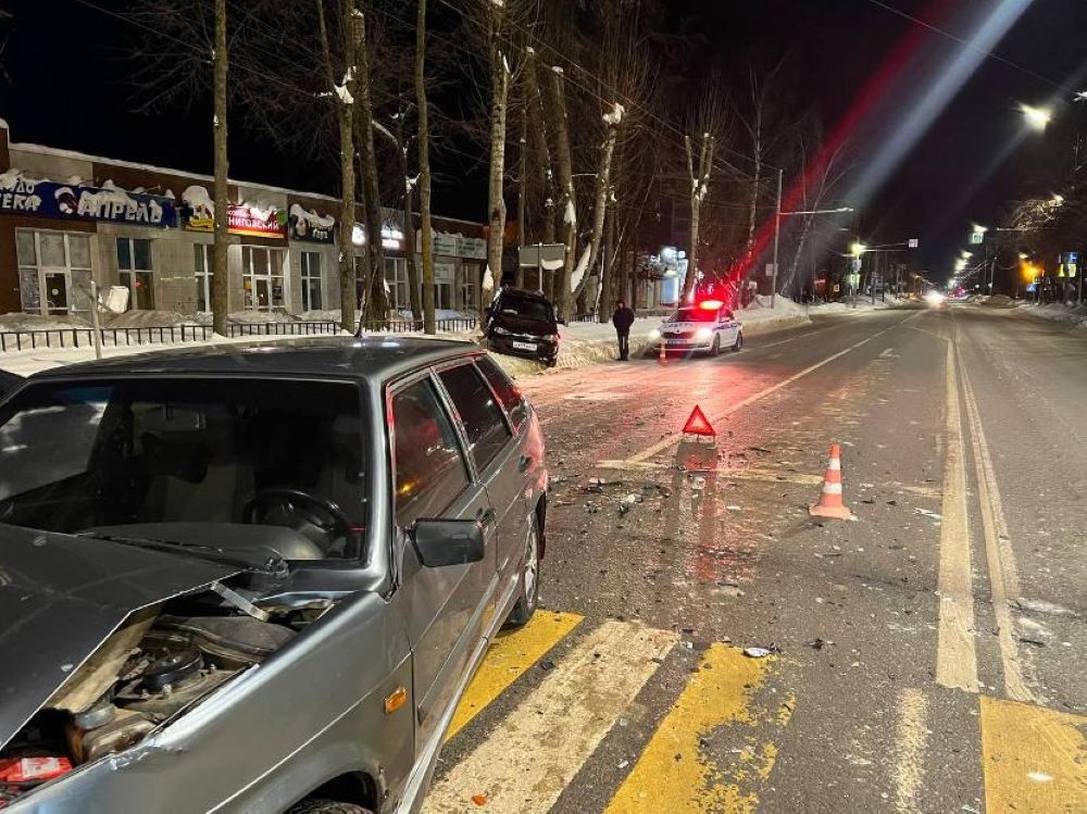 В Йошкар-Оле автоледи за рулём «ВАЗ-2114» столкнулась с «Ладой Калина»