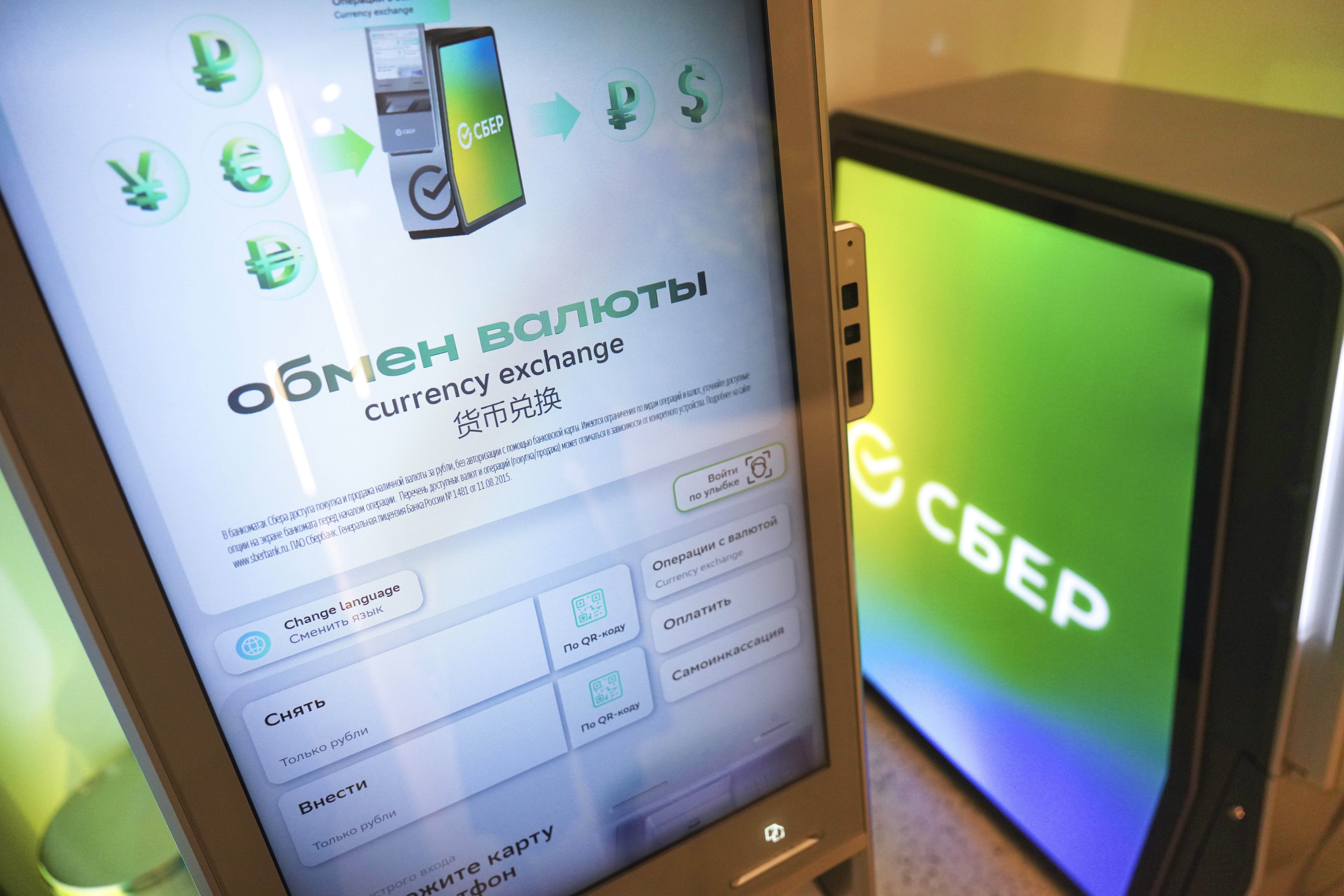 Обменять наличную валюту теперь можно в банкоматах Сбера в ТЦ, аэропортах и других популярных местах