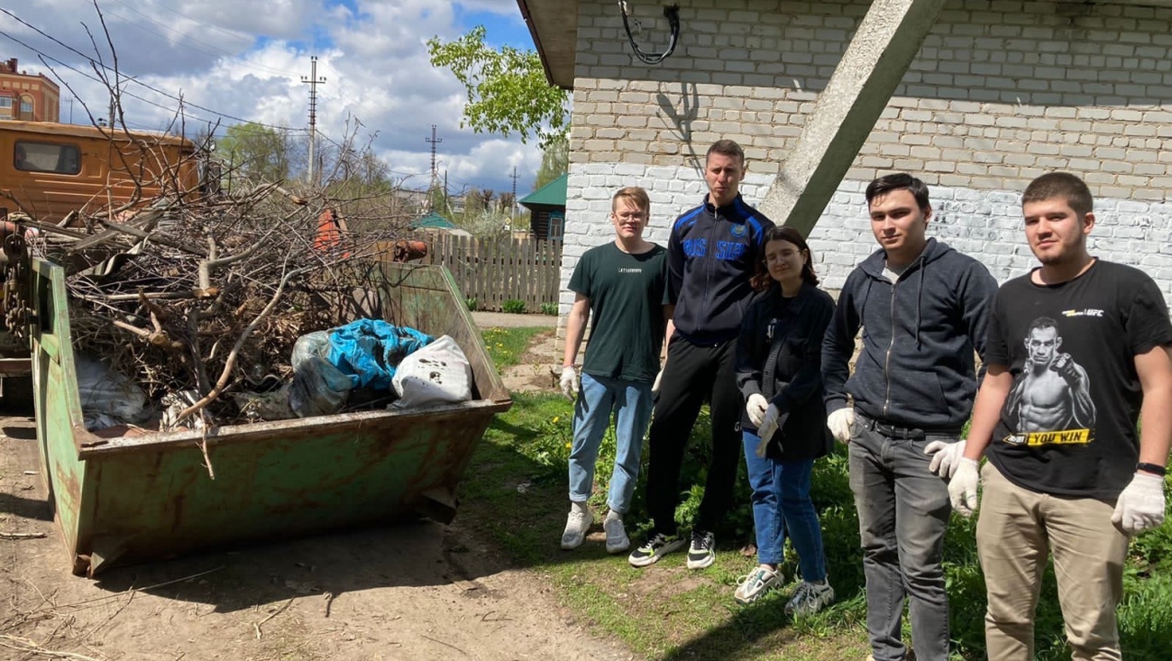 На набережной у Вараксинского моста провели уборку