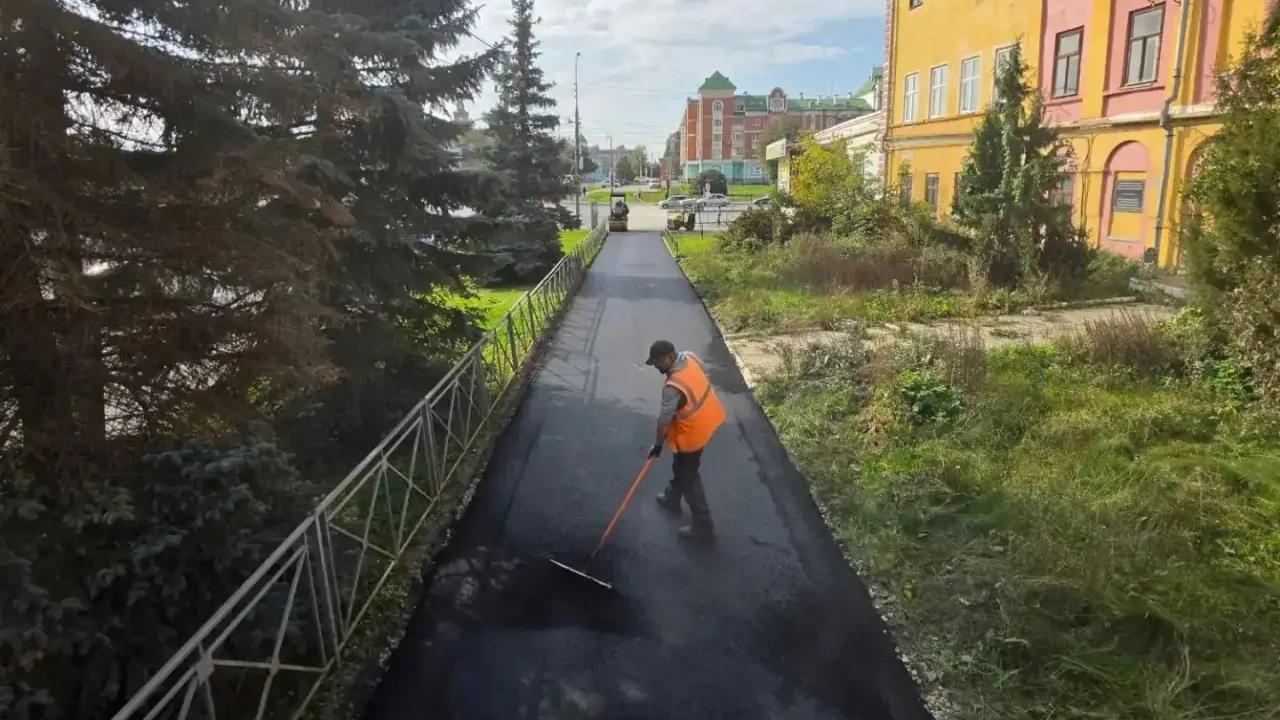 На улице Вознесенской в Йошкар-Оле обновили 200 метров тротуара