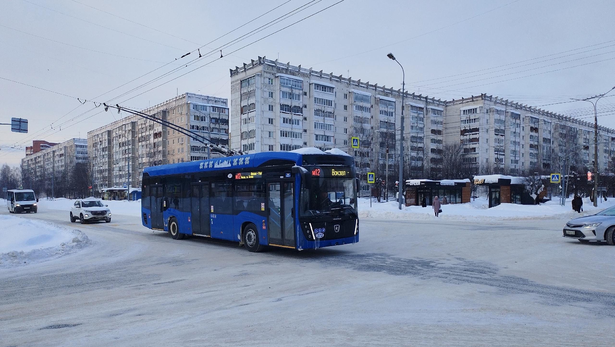 В Сомбатхее из-за припаркованных машин не могут проехать троллейбусы