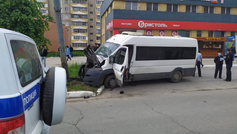 В Йошкар-Оле погиб водитель маршрутки, пострадали пассажиры
