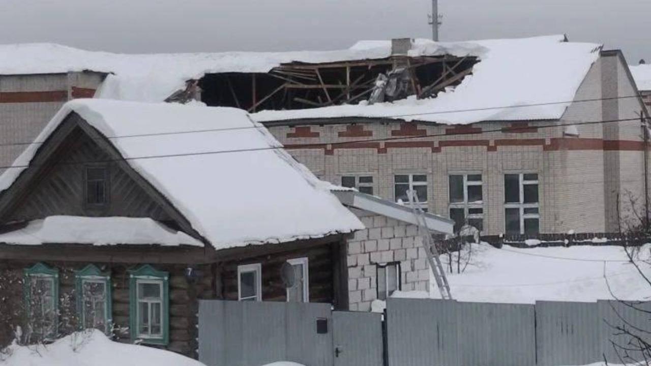 В посёлке Морки обрушилась крыша спортзала школы №2