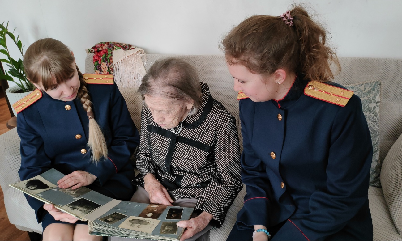 Сотрудники СКР по Марий Эл поздравили ветерана со 100-летним юбилеем