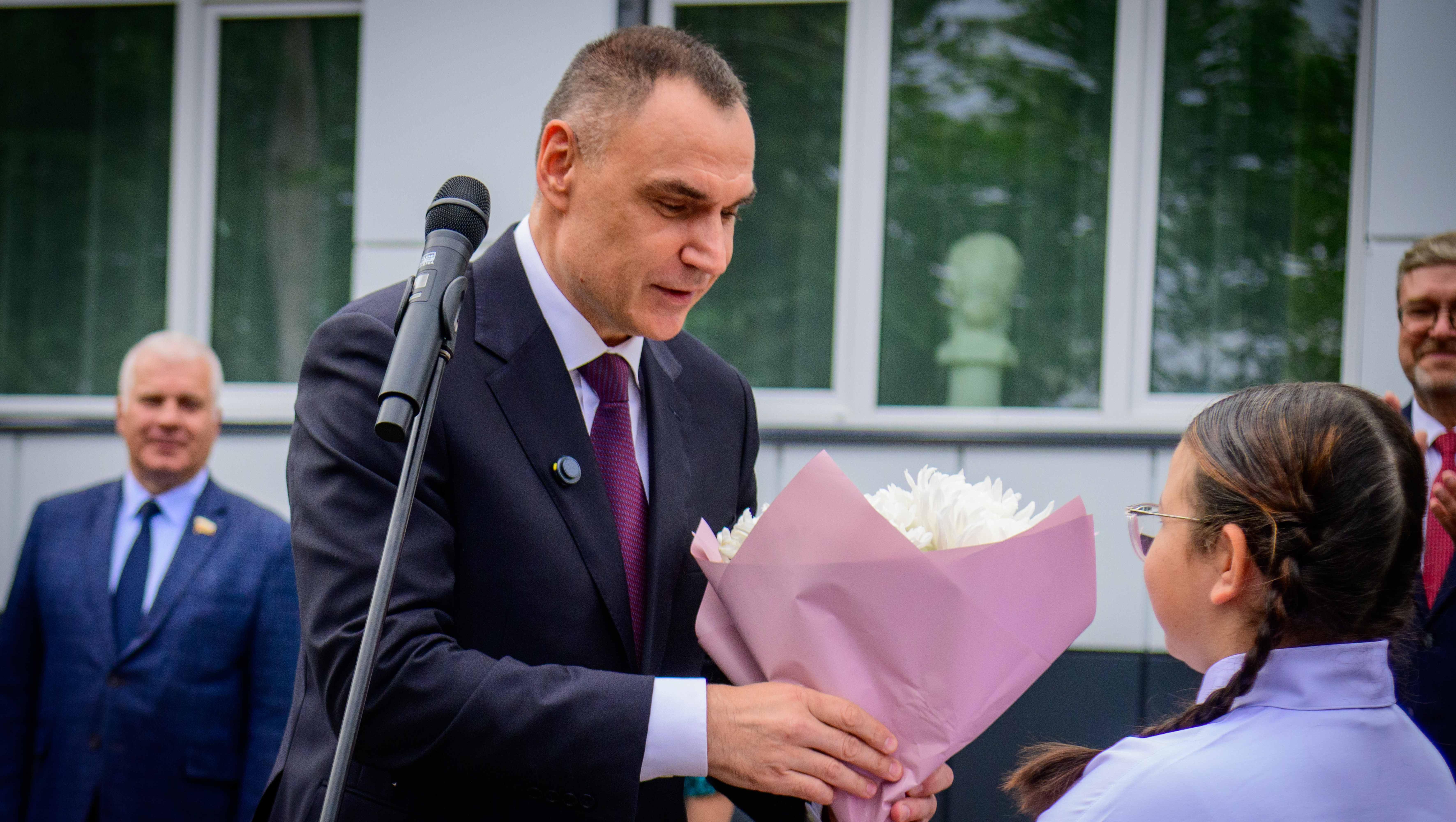 Юрий Зайцев встретил День знаний с учениками Новоарбанской школы 