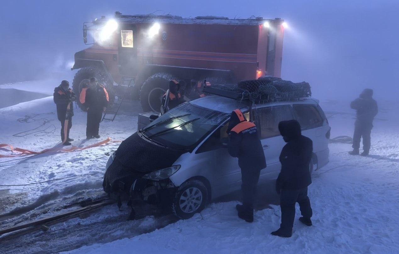 Автомобиль, в котором было восемь человек, ушёл под лёд на реке Лена
