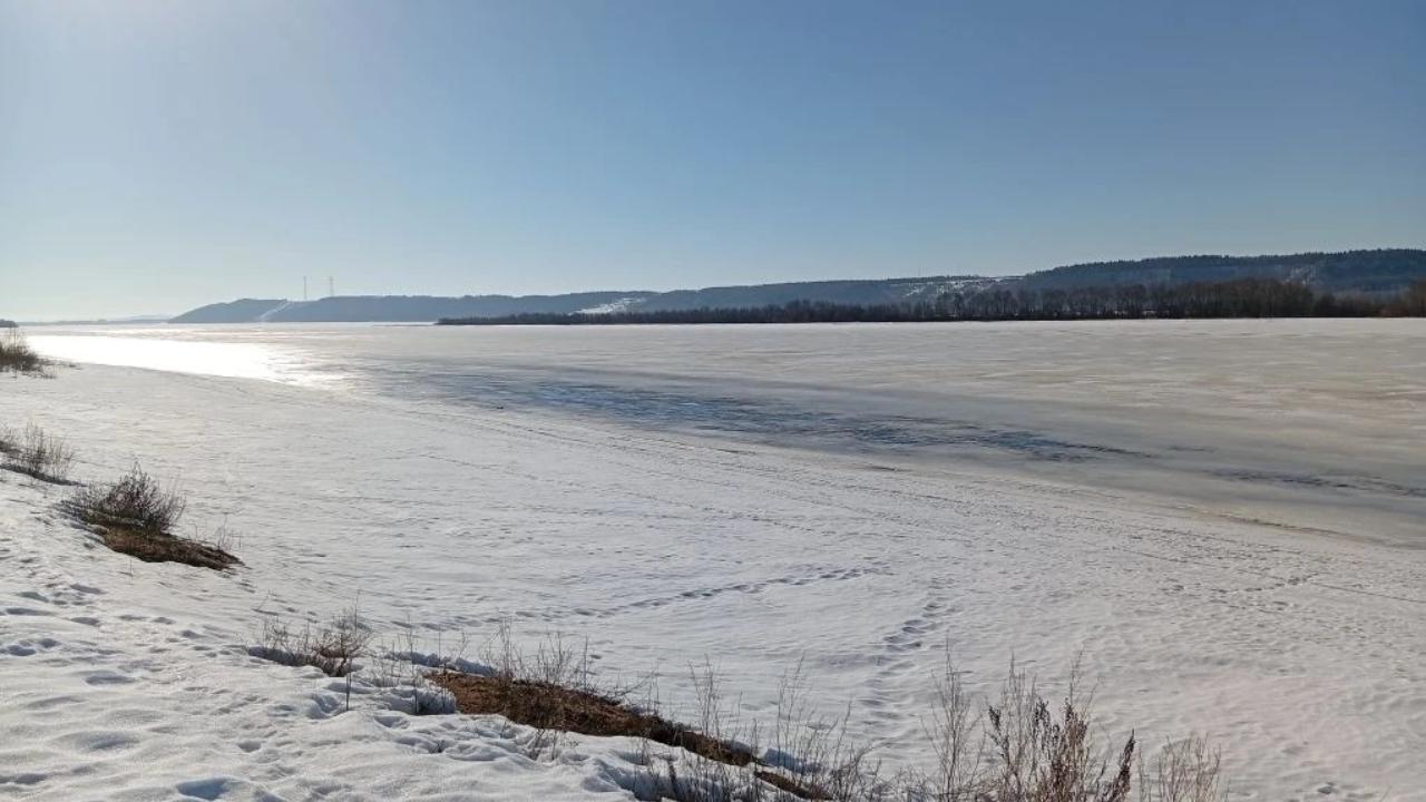 Лёд на Волге в Марий Эл начал отрываться от берега