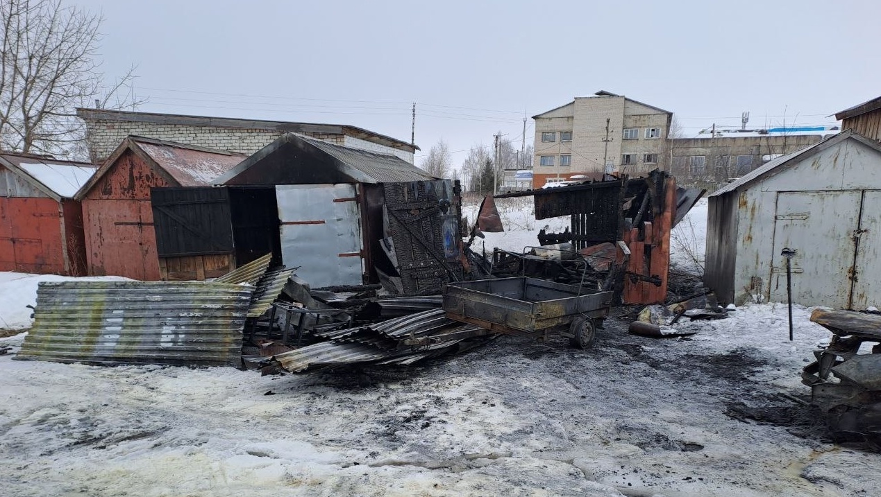 В посёлке Мари-Турек ночью сгорели два автомобиля и два гаража