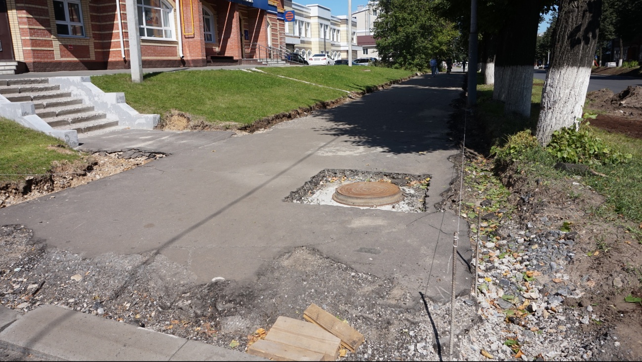 На улице Комсомольской меняют бордюрные камни и асфальтируют тротуары
