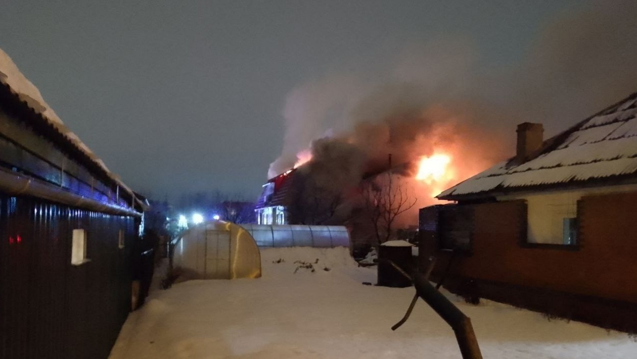 В Йошкар-Оле сильный пожар охватил  частный дом в мирорайоне Тарханово