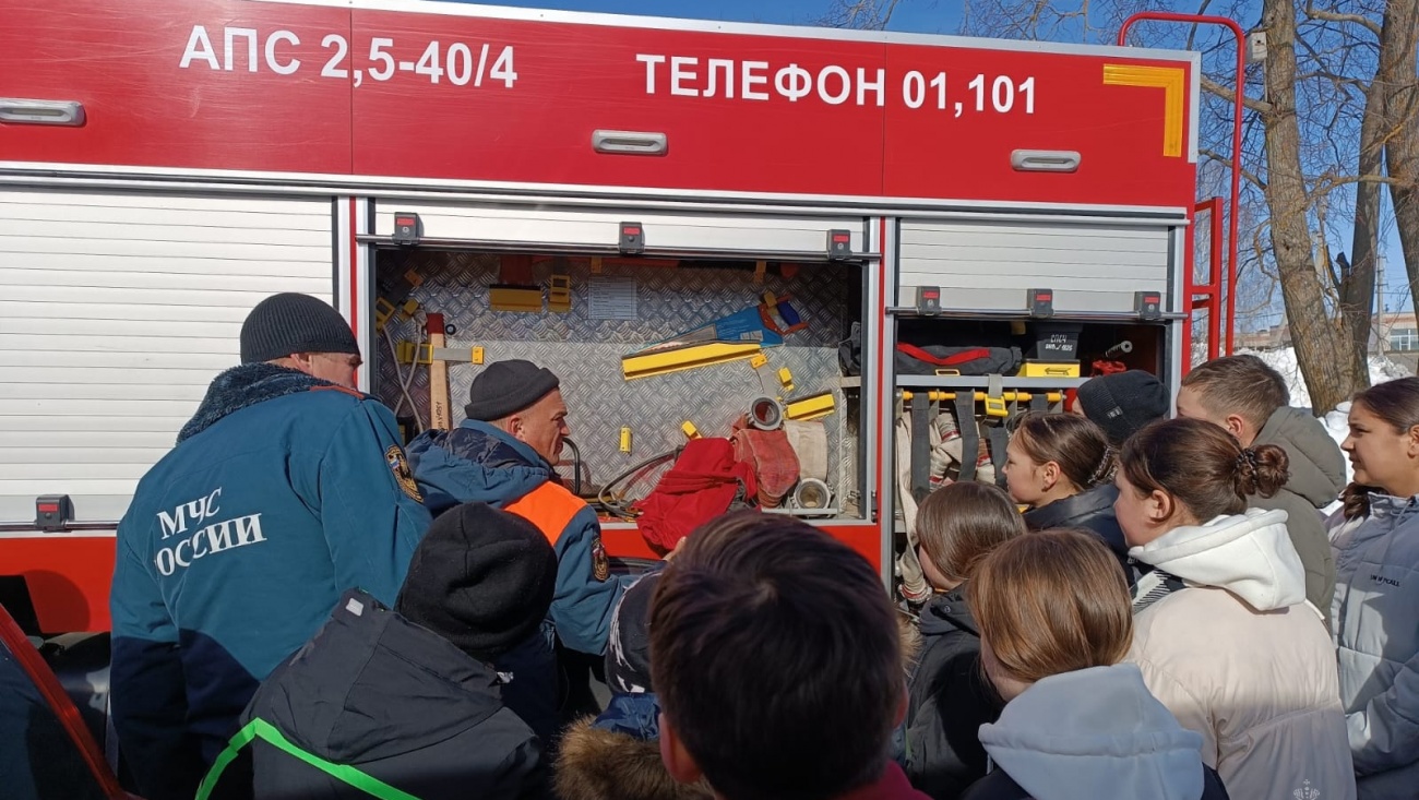 Марийские спасатели провели для ребят Ронгинской школы экскурсию на месте учений