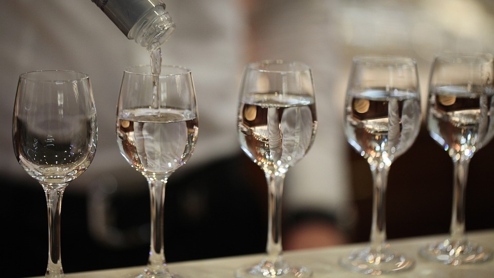 Госдума поддержала запрет продажи алкоголя в маленьких кафе в жилых домах