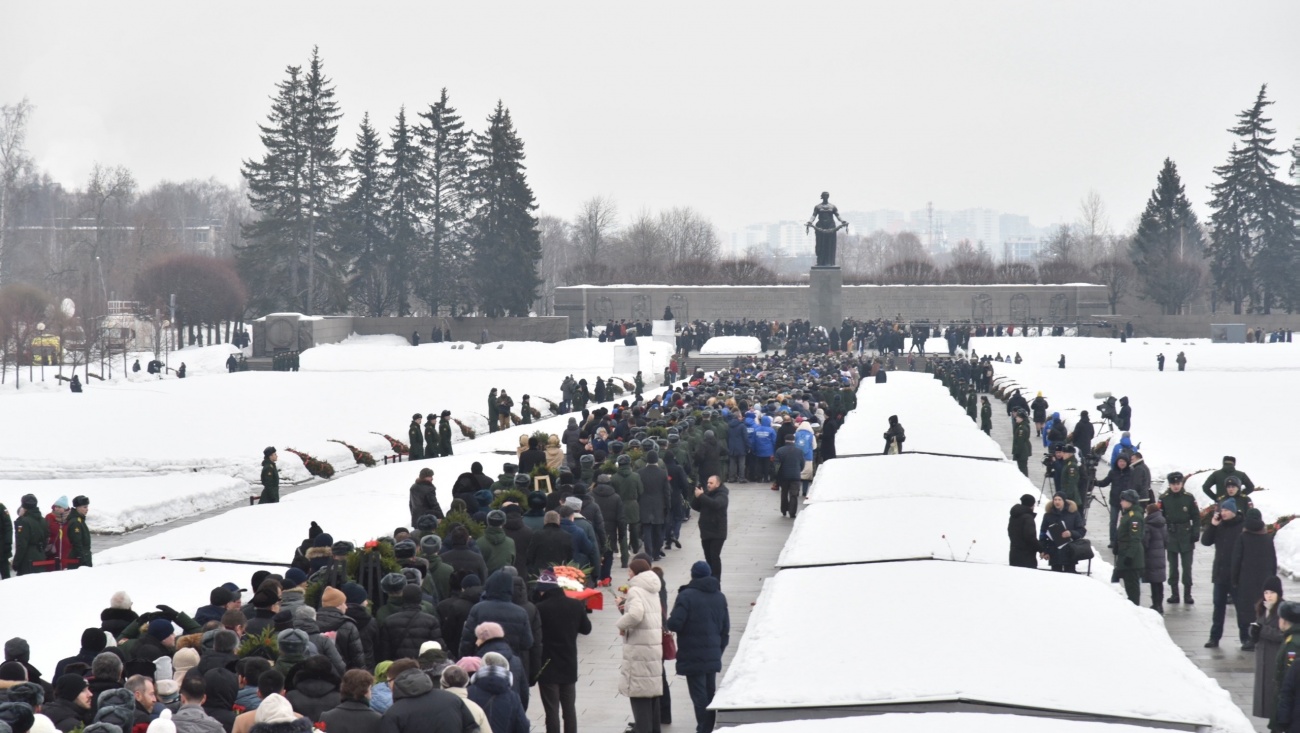 В День снятия блокады Ленинграда глава Марий Эл возложил цветы на Пискарёвском кладбище