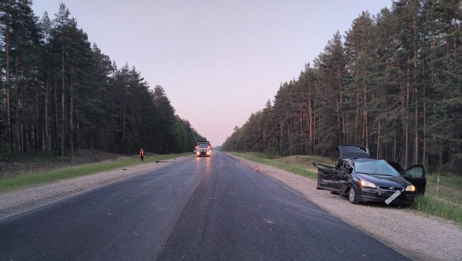 Иномарка врезалась в машину спецтехники и сбила дорожного рабочего