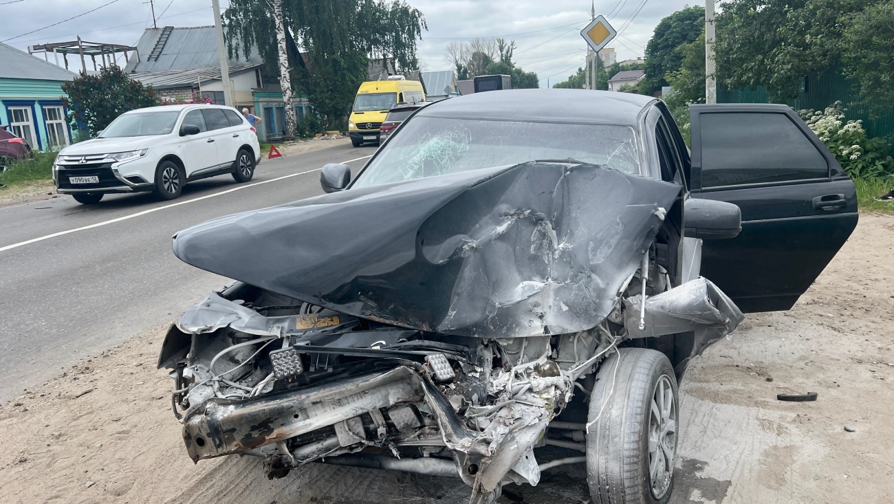 Сотрудники ГАИ работают на месте ДТП в Волжске