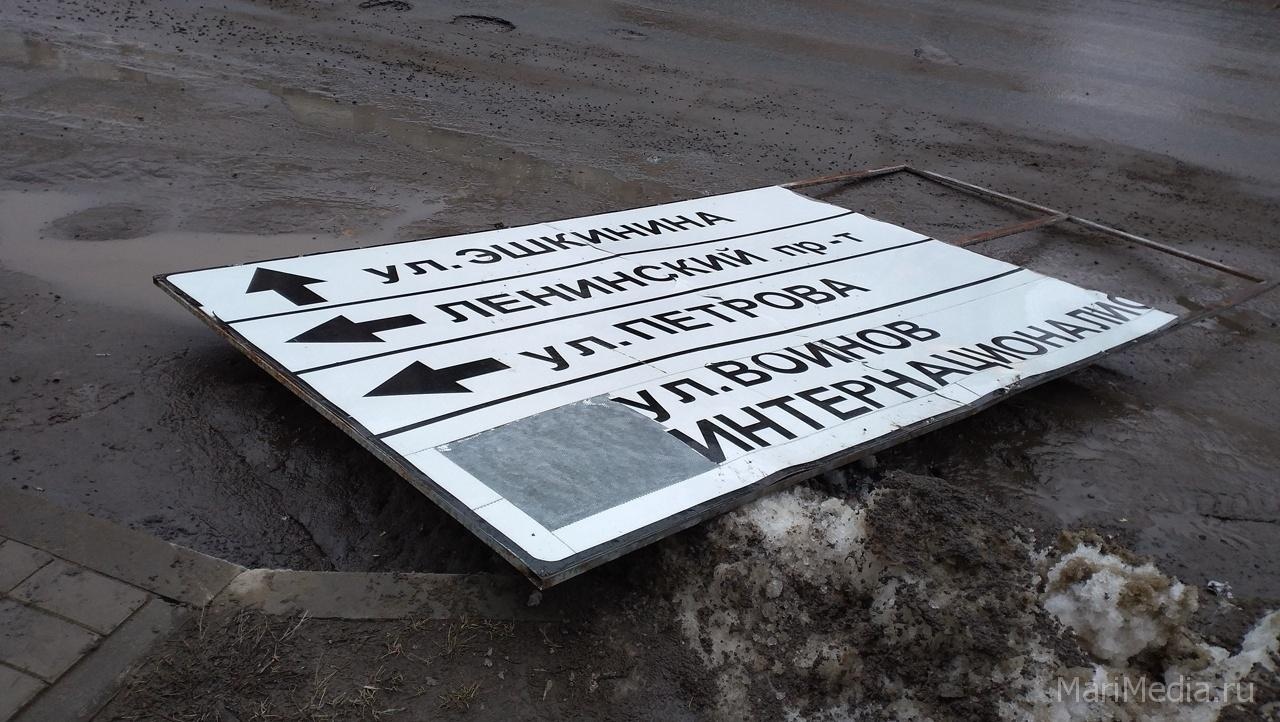 На бульваре Чавайна ураганный ветер сорвал дорожный указатель