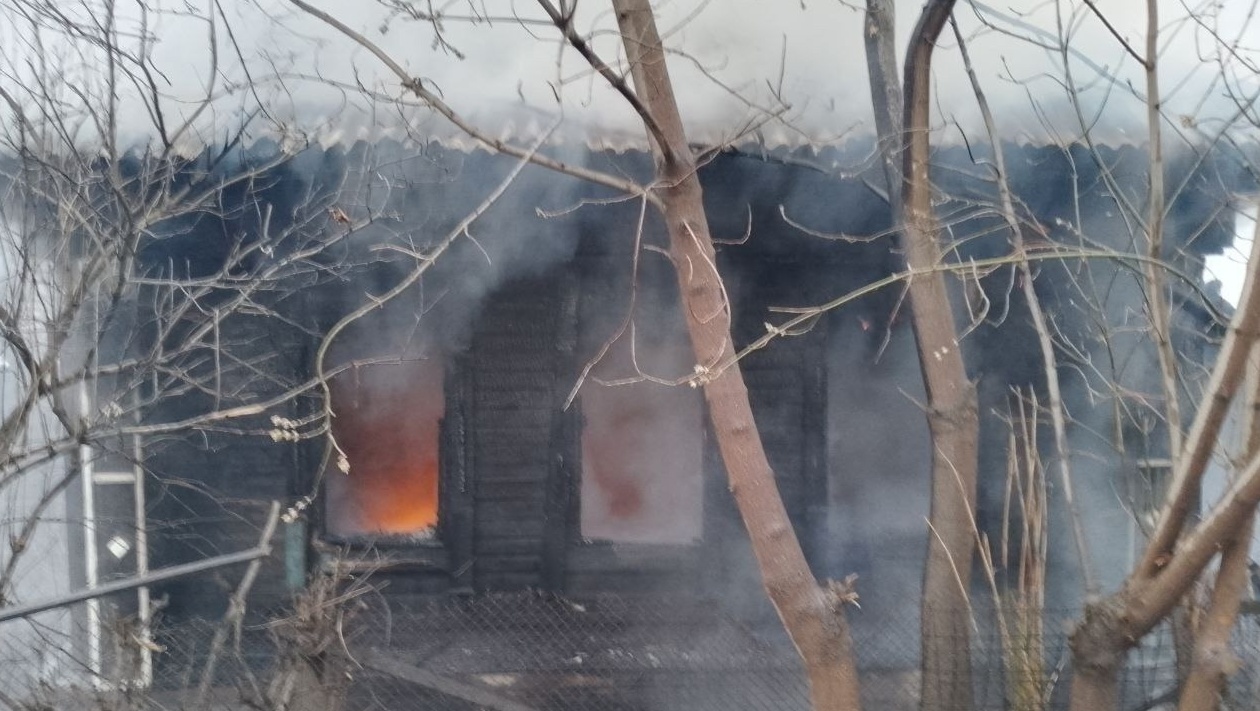 В Йошкар-Оле сгорел дом на улице Баумана