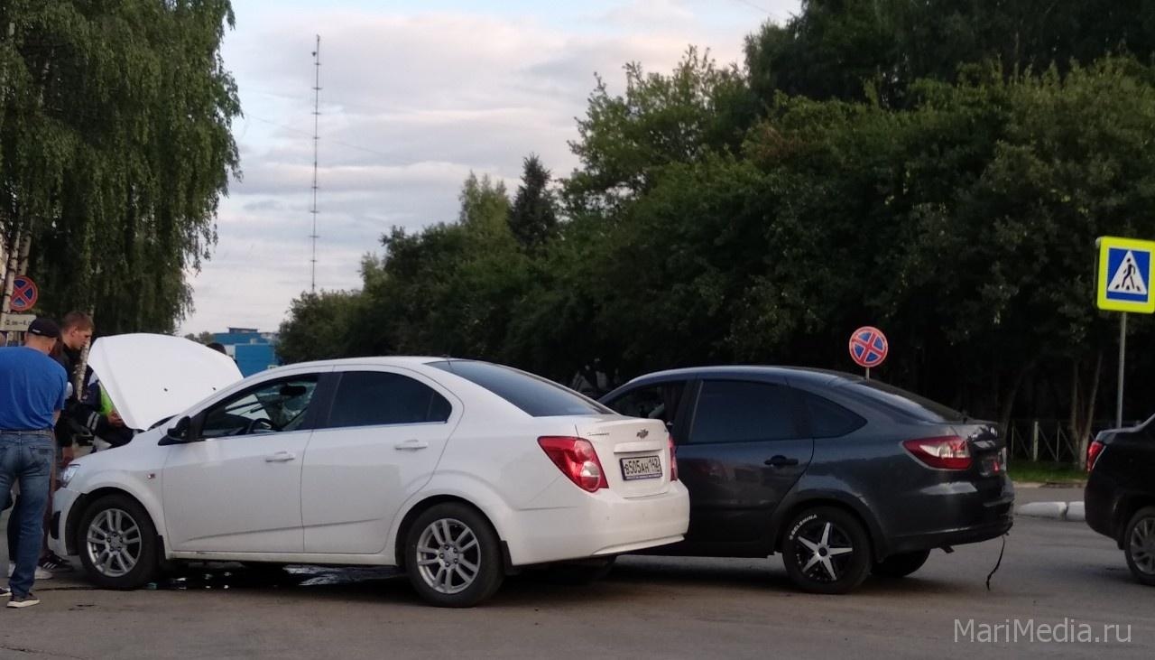 В Йошкар-Оле столкнулись сразу четыре машины